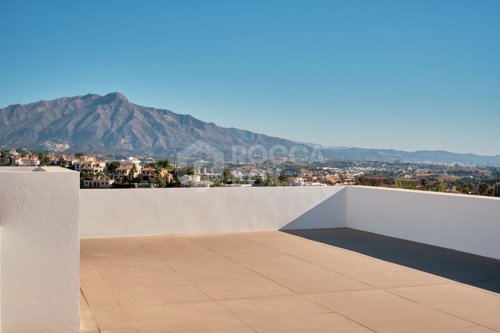 Villa with extraordinary views in Mirador del Paraiso, Benahavis.