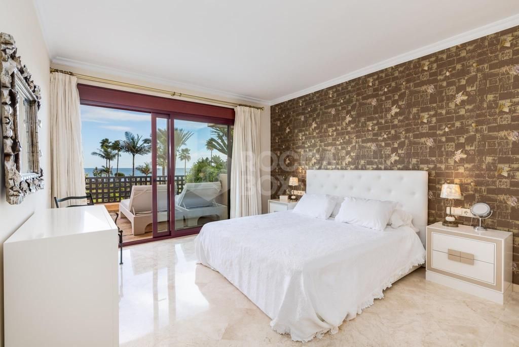 BEAUTIFUL BEACHSIDE APARTMENT FOR SALE IN COSTALITA, NEW GOLDEN MILE, ESTEPONA