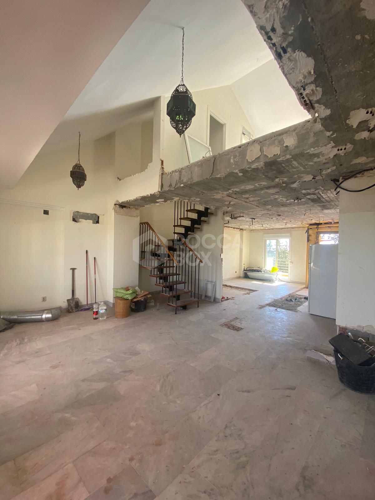 A FANTASTIC OPPORTUNITY TO ACQUIRE A BRAND NEW FULLY RENOVATED DUPLEX PENTHOUSE IN SEÑORIO DE ALOHA.
