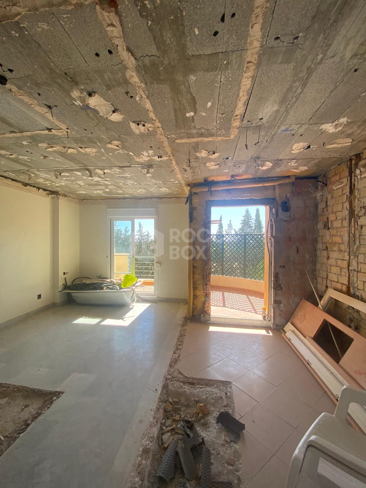 A FANTASTIC OPPORTUNITY TO ACQUIRE A BRAND NEW FULLY RENOVATED DUPLEX PENTHOUSE IN SEÑORIO DE ALOHA.