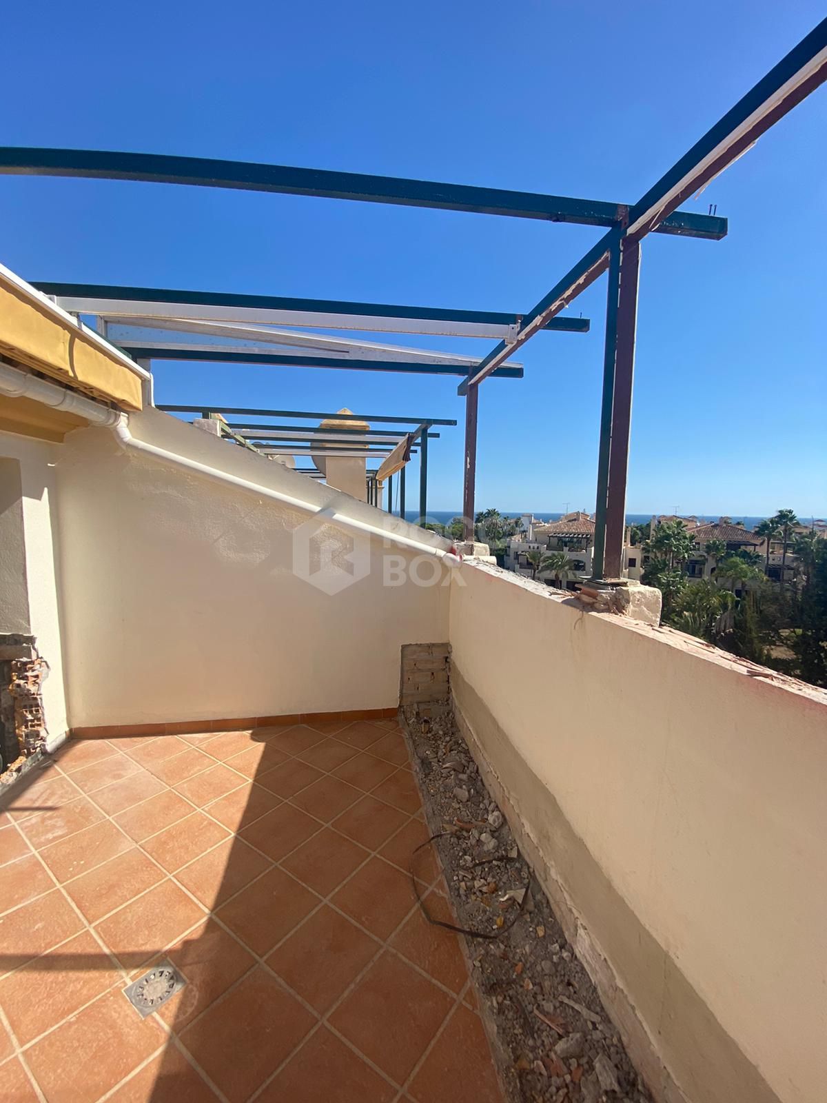 A FANTASTIC OPPORTUNITY TO ACQUIRE A BRAND NEW FULLY RENOVATED DUPLEX PENTHOUSE IN SEÑORIO DE ALOHA.