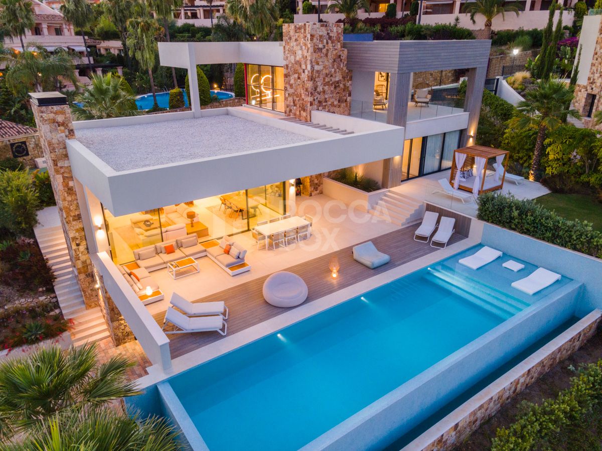 Spectacular villa with an elevated position within the prestigious Golf Valley of Nueva Andalucia.