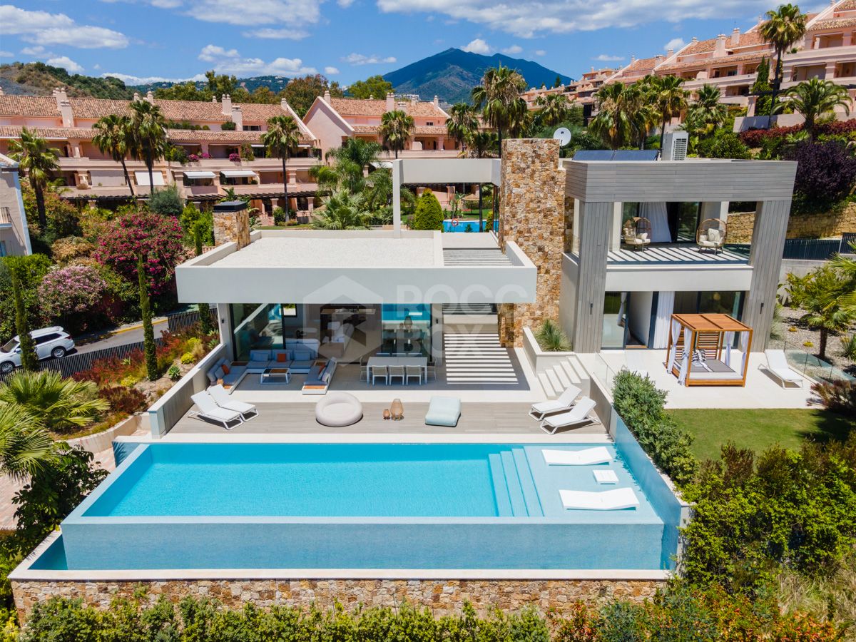 Spectacular villa with an elevated position within the prestigious Golf Valley of Nueva Andalucia.