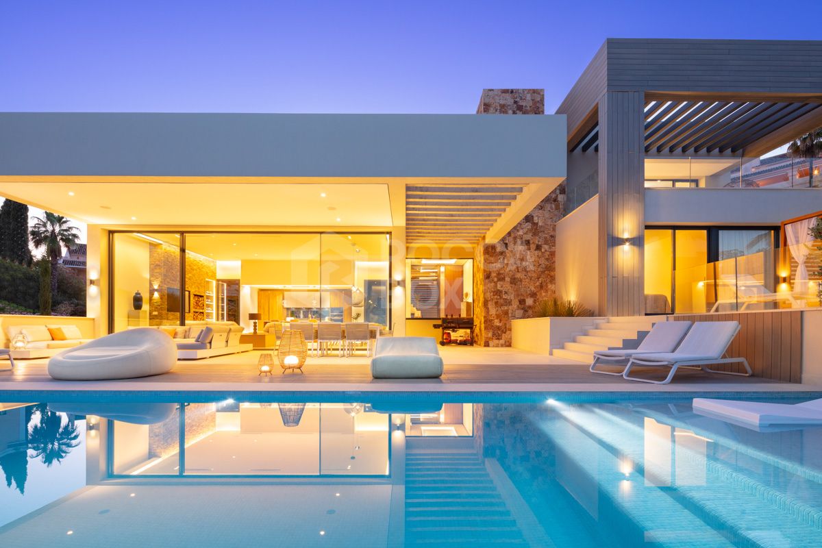 Spectacular villa with an elevated position within the prestigious Golf Valley of Nueva Andalucia.