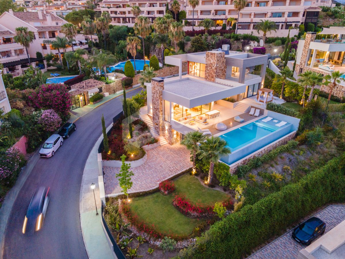 Spectacular villa with an elevated position within the prestigious Golf Valley of Nueva Andalucia.