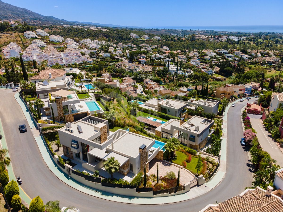 Spectacular villa with an elevated position within the prestigious Golf Valley of Nueva Andalucia.