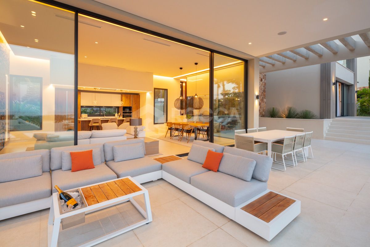 Spectacular villa with an elevated position within the prestigious Golf Valley of Nueva Andalucia.