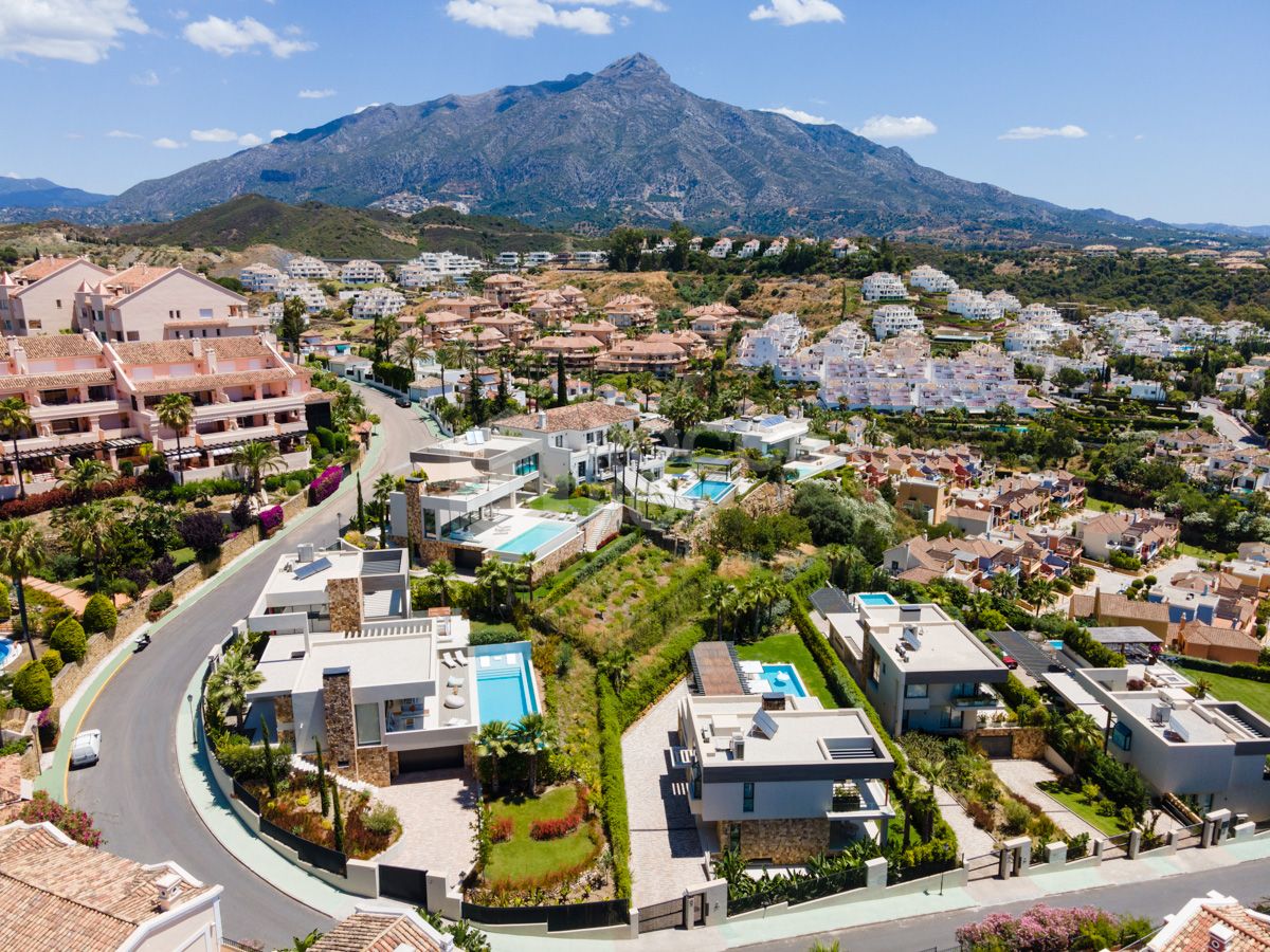Spectacular villa with an elevated position within the prestigious Golf Valley of Nueva Andalucia.