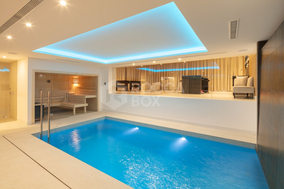 Spectacular villa with an elevated position within the prestigious Golf Valley of Nueva Andalucia.