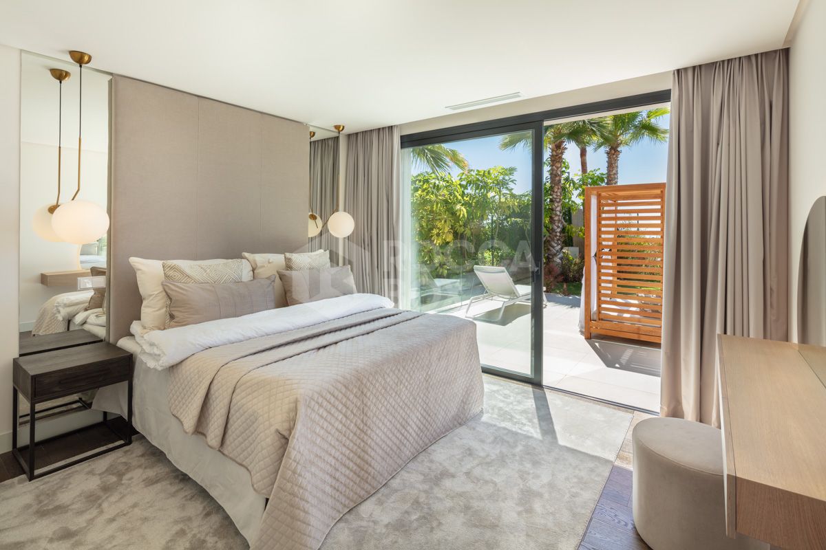 Spectacular villa with an elevated position within the prestigious Golf Valley of Nueva Andalucia.