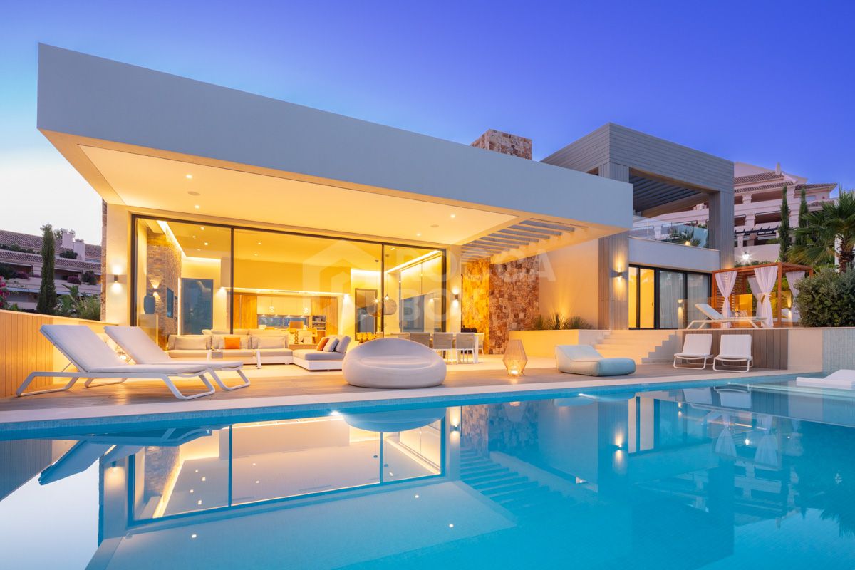 Spectacular villa with an elevated position within the prestigious Golf Valley of Nueva Andalucia.
