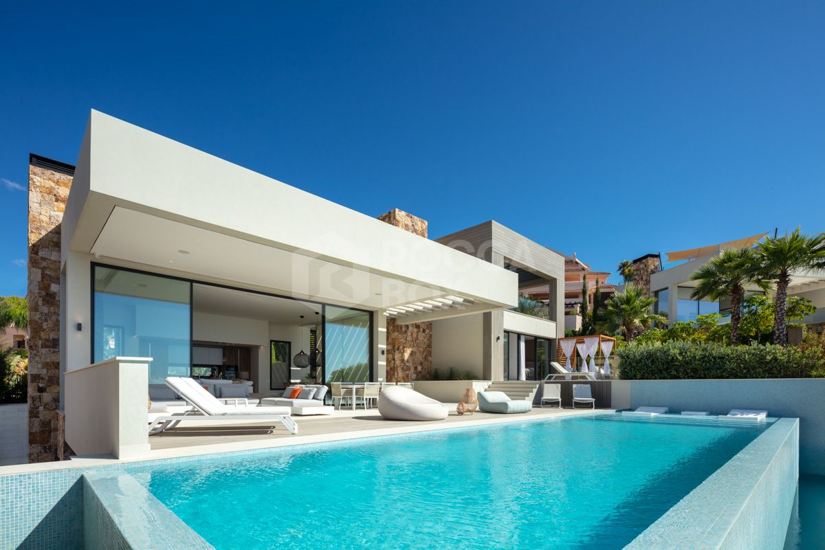 Spectacular villa with an elevated position within the prestigious Golf Valley of Nueva Andalucia.
