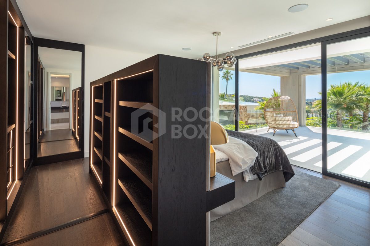 Spectacular villa with an elevated position within the prestigious Golf Valley of Nueva Andalucia.
