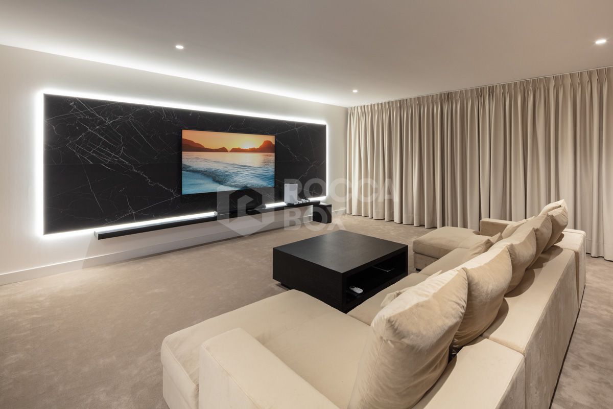 Spectacular villa with an elevated position within the prestigious Golf Valley of Nueva Andalucia.