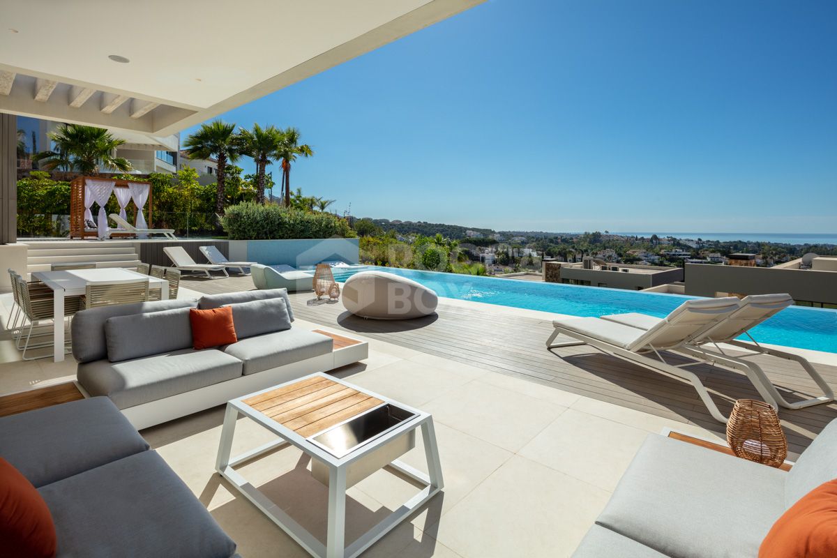 Spectacular villa with an elevated position within the prestigious Golf Valley of Nueva Andalucia.