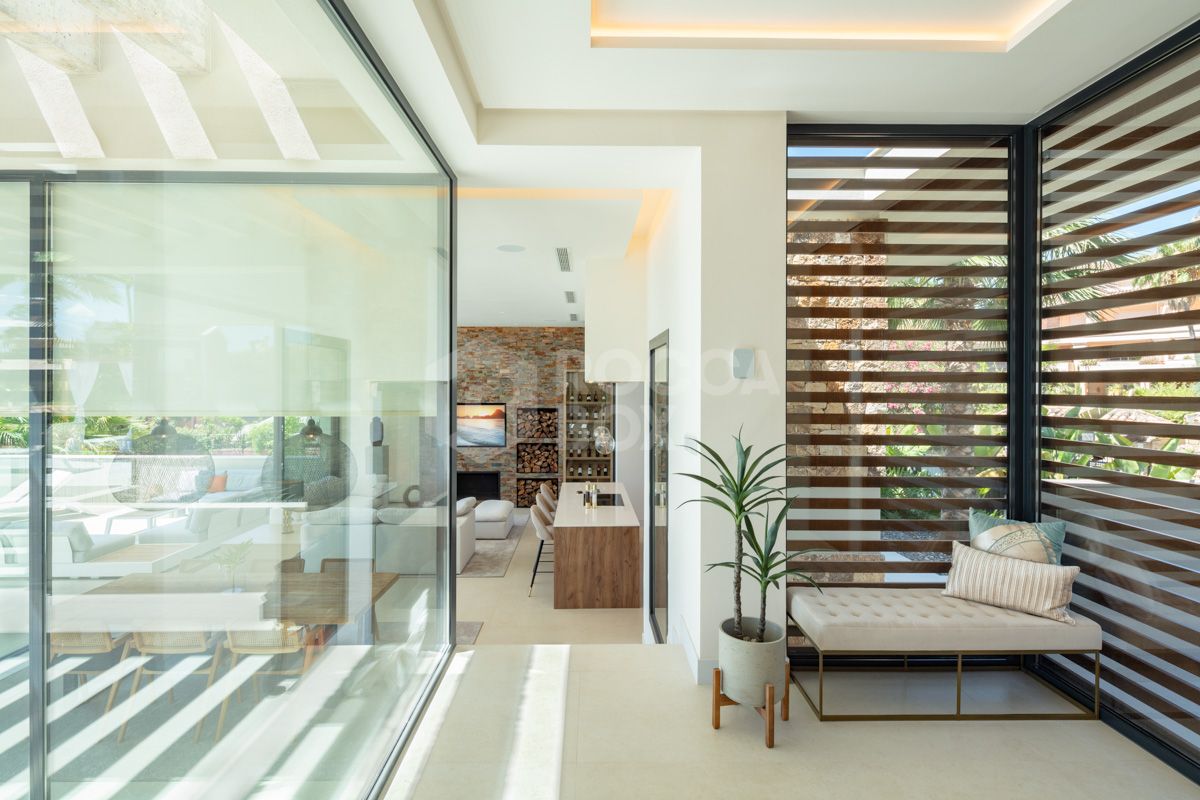 Spectacular villa with an elevated position within the prestigious Golf Valley of Nueva Andalucia.