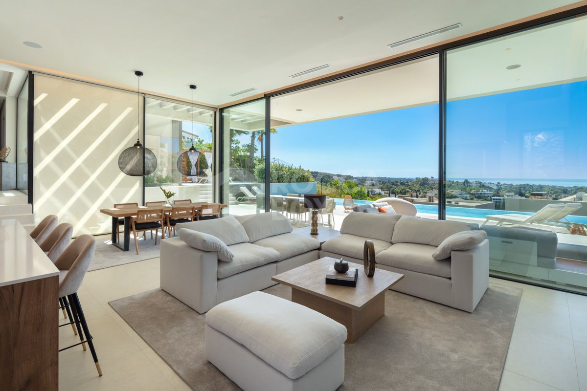 Spectacular villa with an elevated position within the prestigious Golf Valley of Nueva Andalucia.