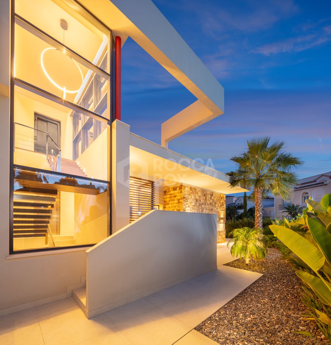 Spectacular villa with an elevated position within the prestigious Golf Valley of Nueva Andalucia.