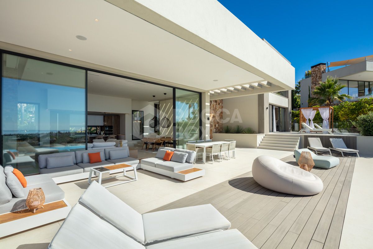 Spectacular villa with an elevated position within the prestigious Golf Valley of Nueva Andalucia.