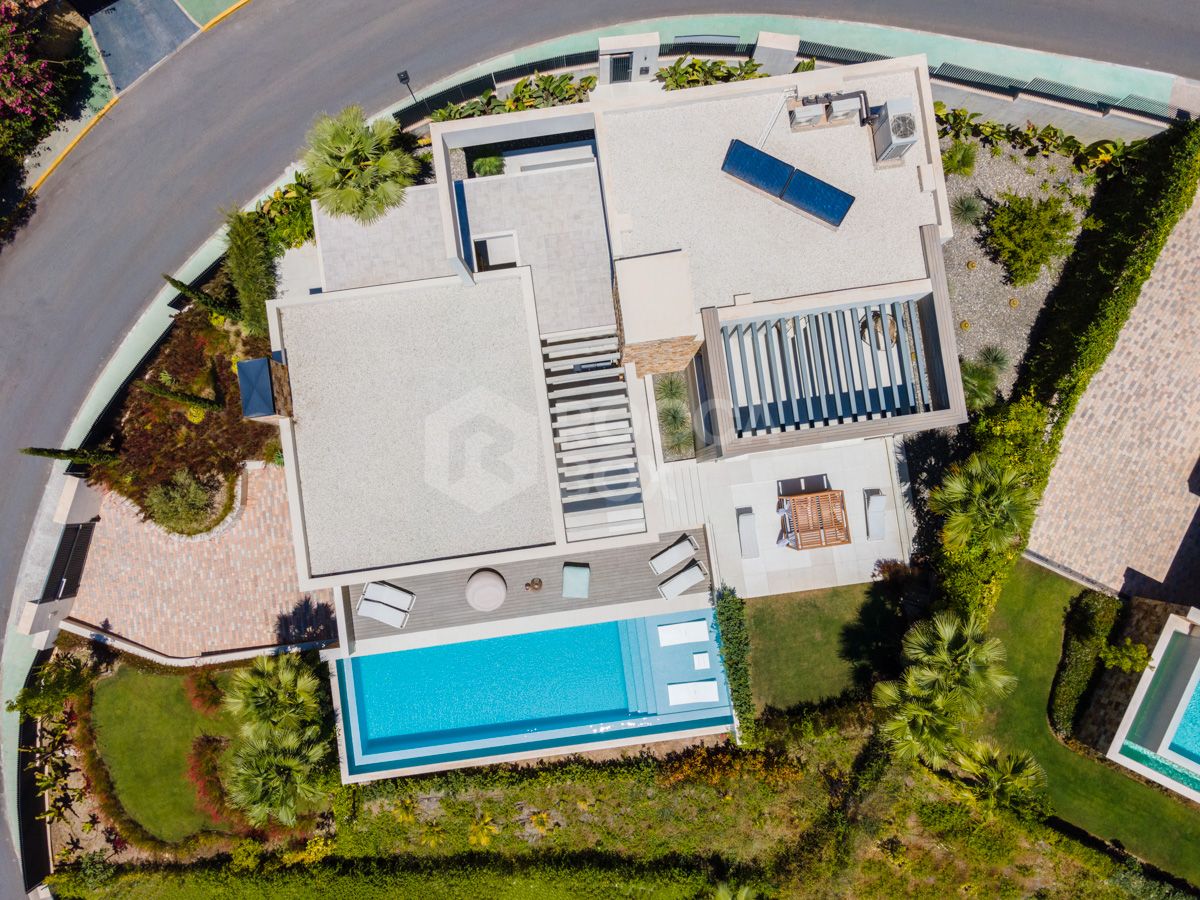 Spectacular villa with an elevated position within the prestigious Golf Valley of Nueva Andalucia.