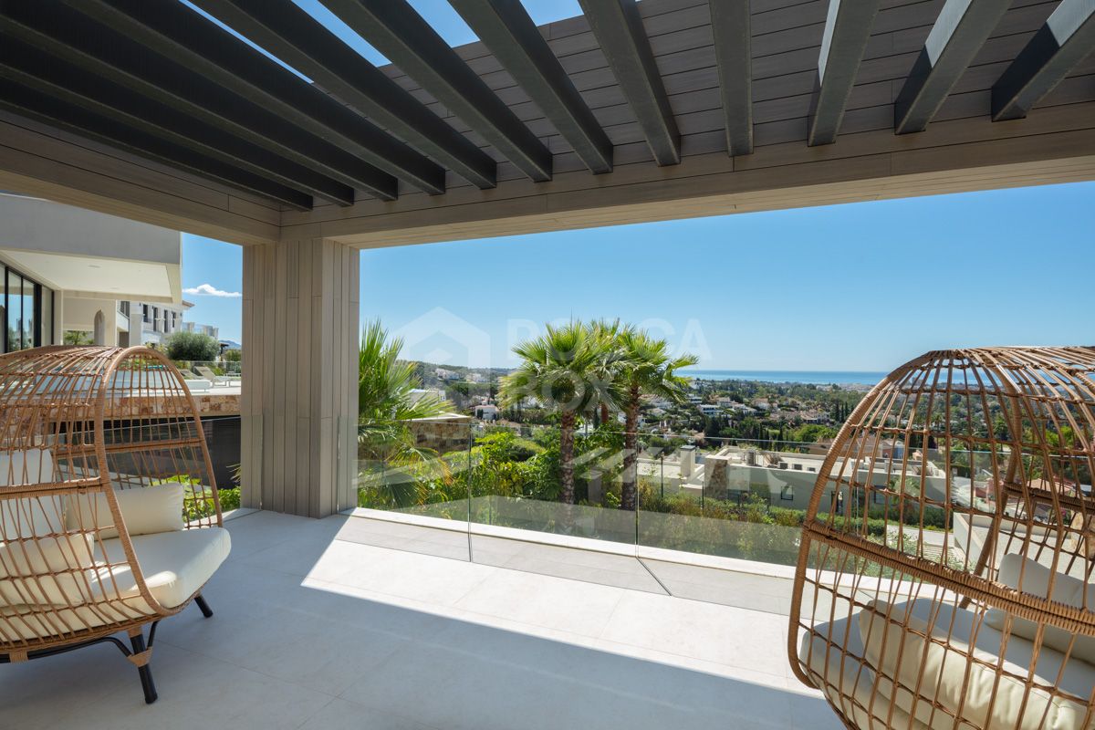 Spectacular villa with an elevated position within the prestigious Golf Valley of Nueva Andalucia.