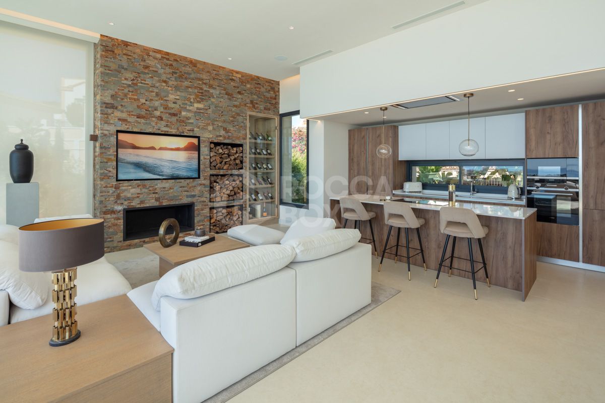 Spectacular villa with an elevated position within the prestigious Golf Valley of Nueva Andalucia.