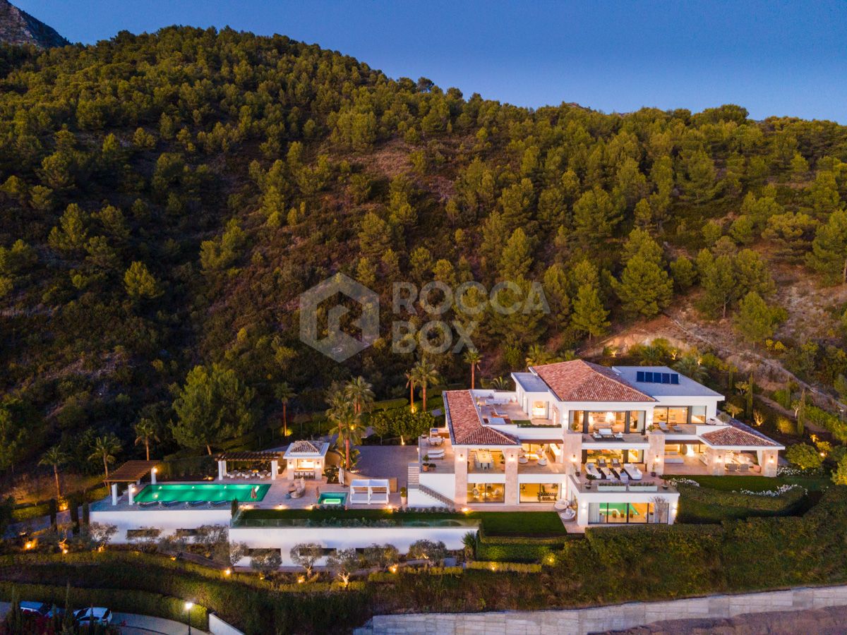 A true masterpiece in Marbella, located in the most prestigious gated community on the Costa del Sol: Cascada de Camoján.