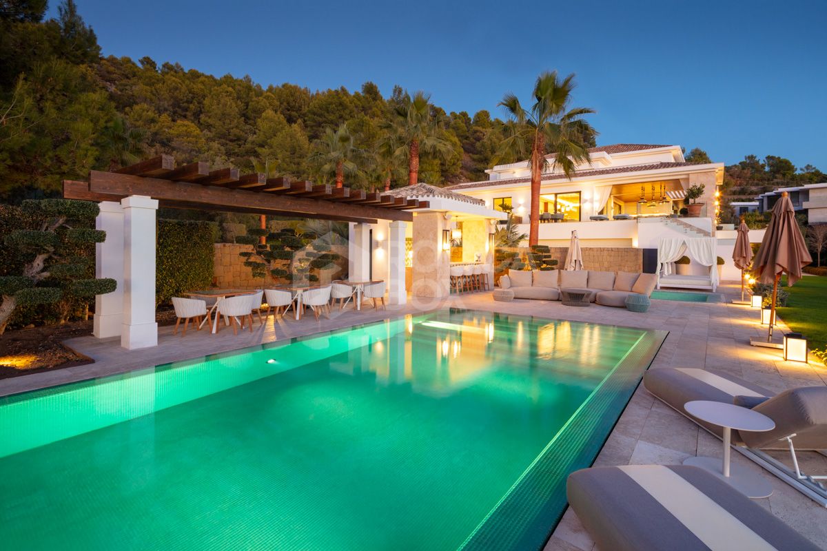 A true masterpiece in Marbella, located in the most prestigious gated community on the Costa del Sol: Cascada de Camoján.