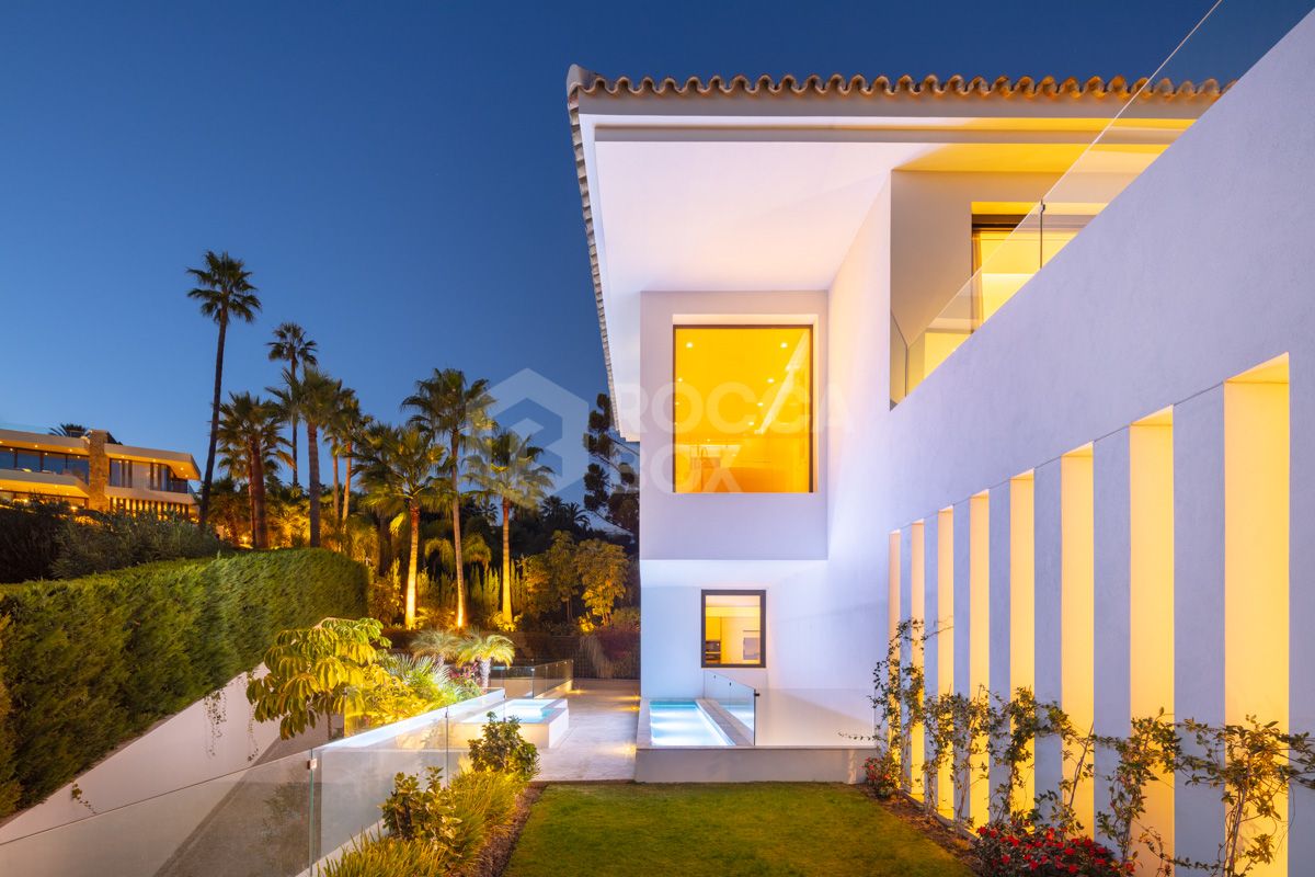 A stunning modern villa located in the prestigious community of La Cerquilla.