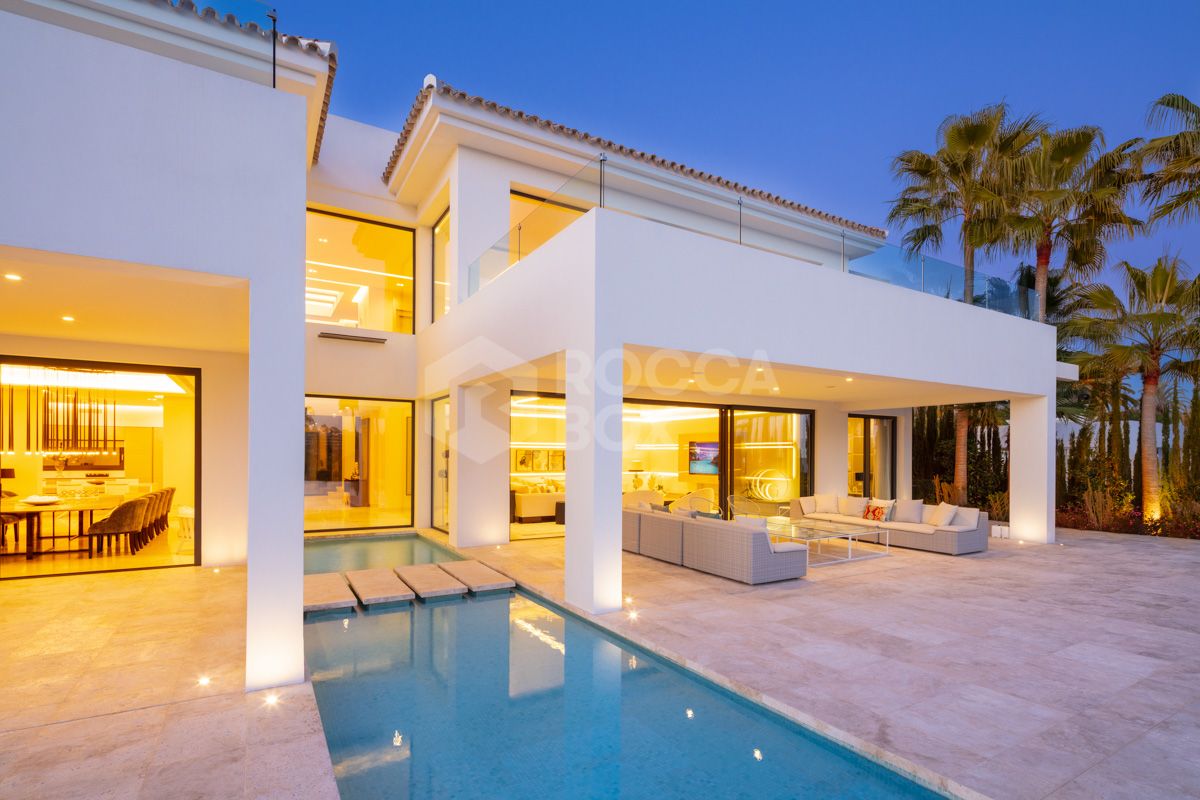 A stunning modern villa located in the prestigious community of La Cerquilla.