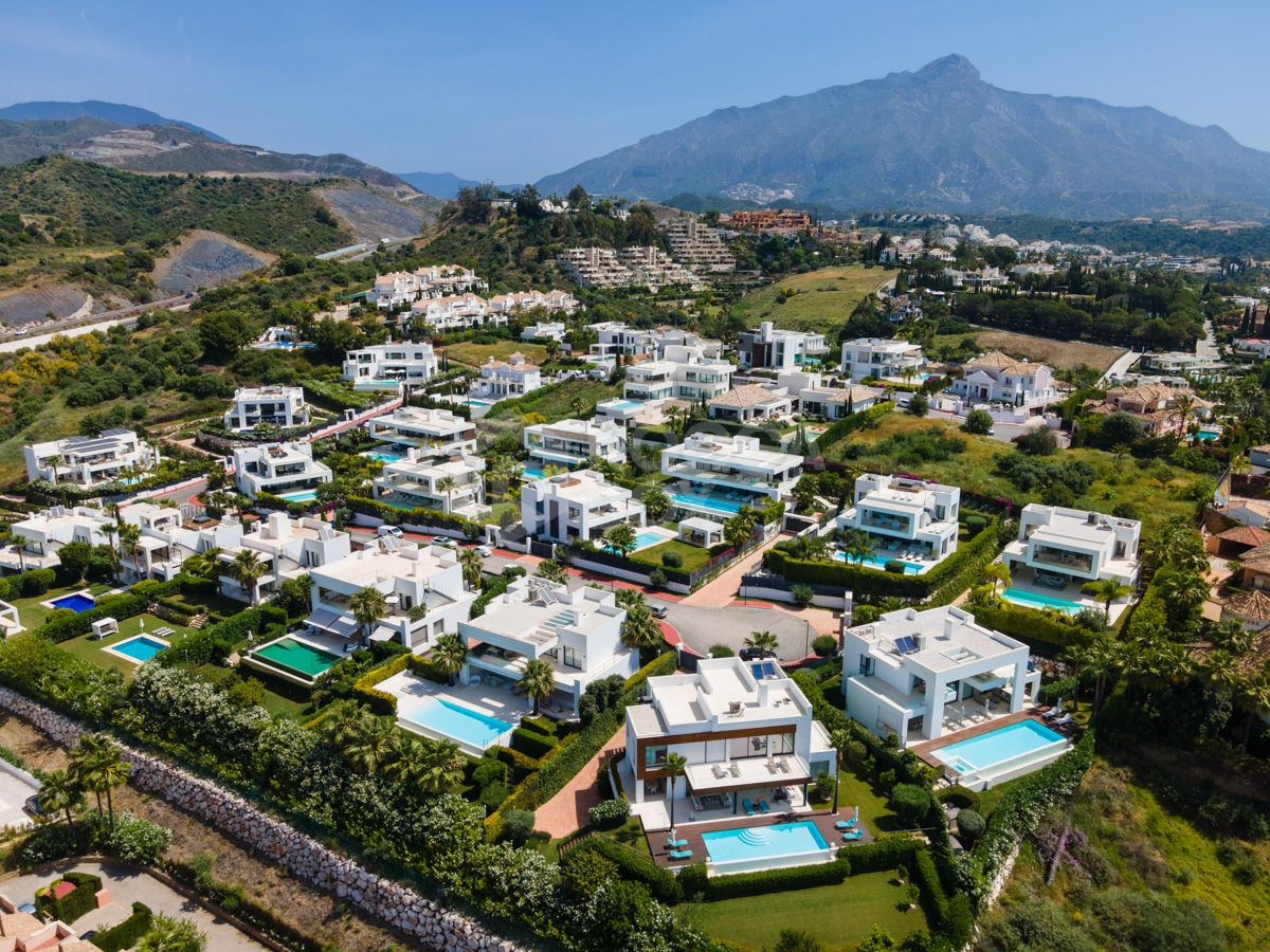 Contemporary Haven in a Serene Setting, Perfect for Modern Living