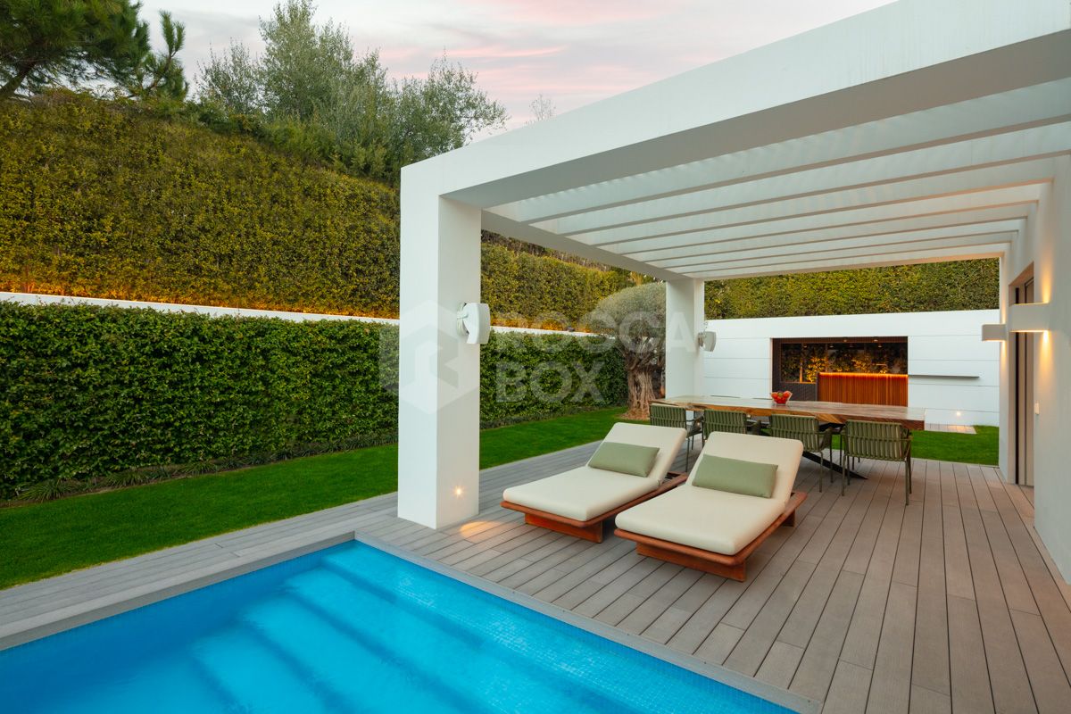 Contemporary built villa located in a prime position beside Guadalmina Golf Course.