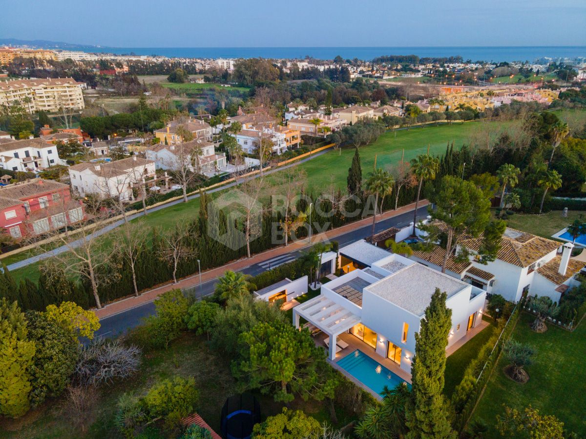 Contemporary built villa located in a prime position beside Guadalmina Golf Course.