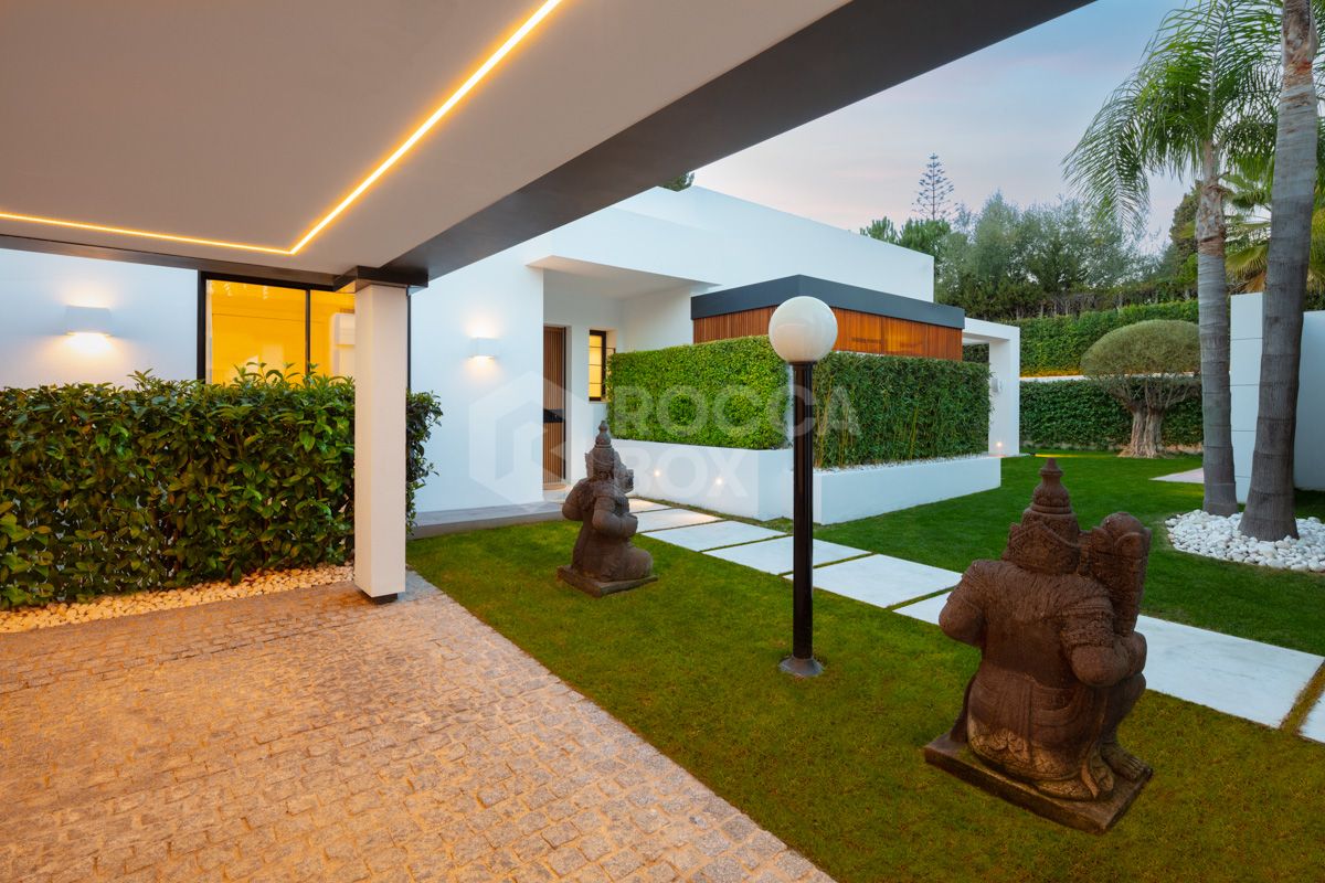 Contemporary built villa located in a prime position beside Guadalmina Golf Course.