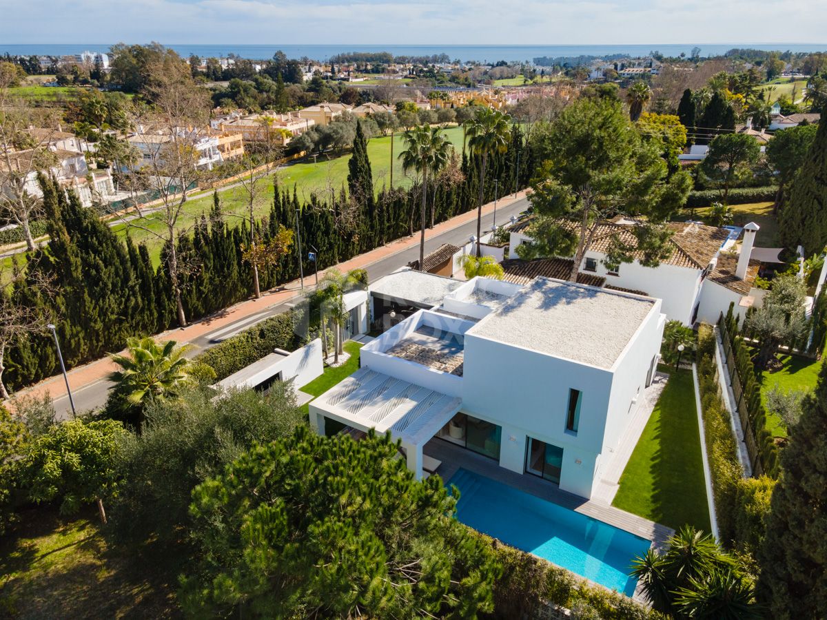 Contemporary built villa located in a prime position beside Guadalmina Golf Course.