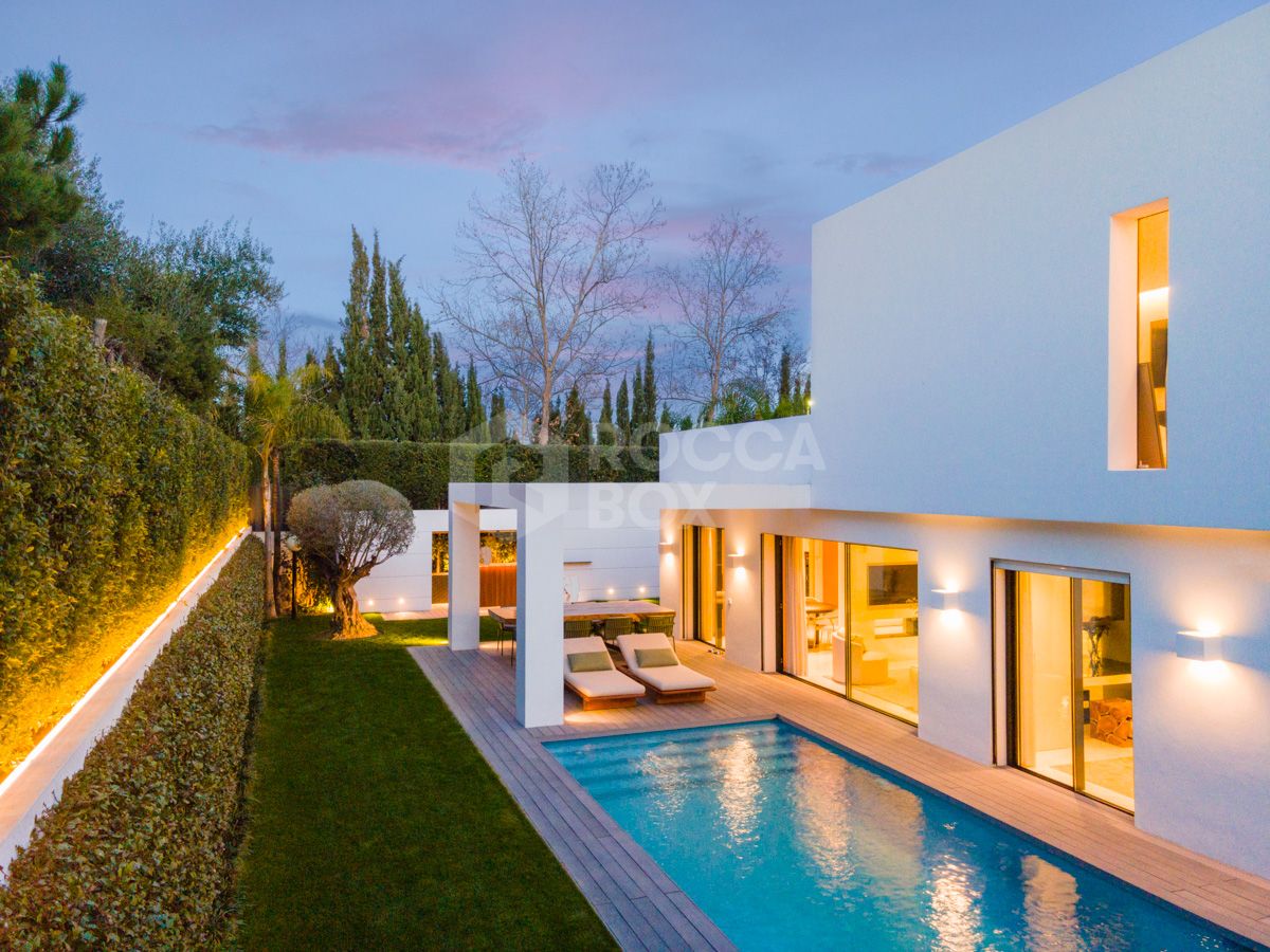 Contemporary built villa located in a prime position beside Guadalmina Golf Course.