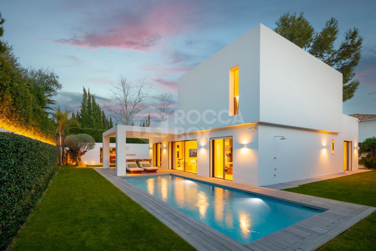 Contemporary built villa located in a prime position beside Guadalmina Golf Course.