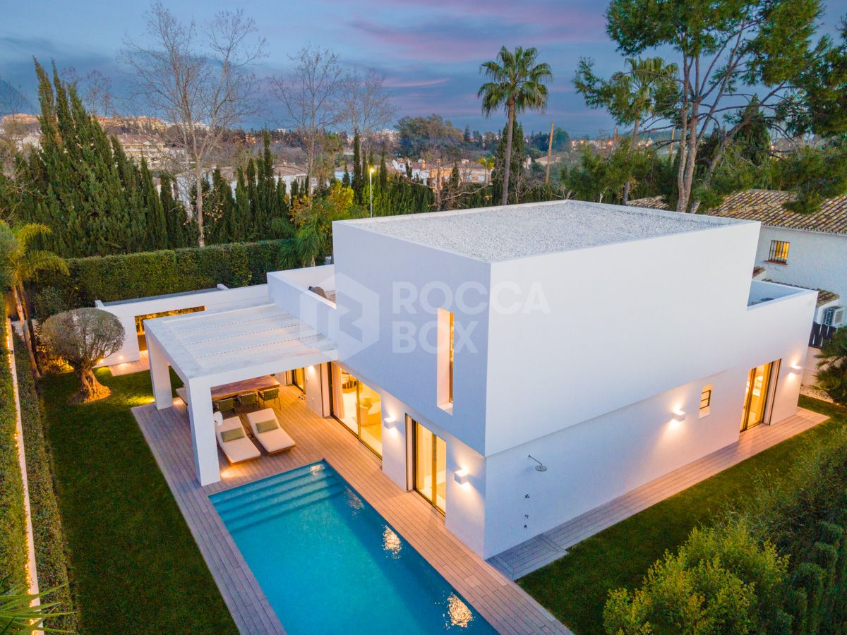 Contemporary built villa located in a prime position beside Guadalmina Golf Course.