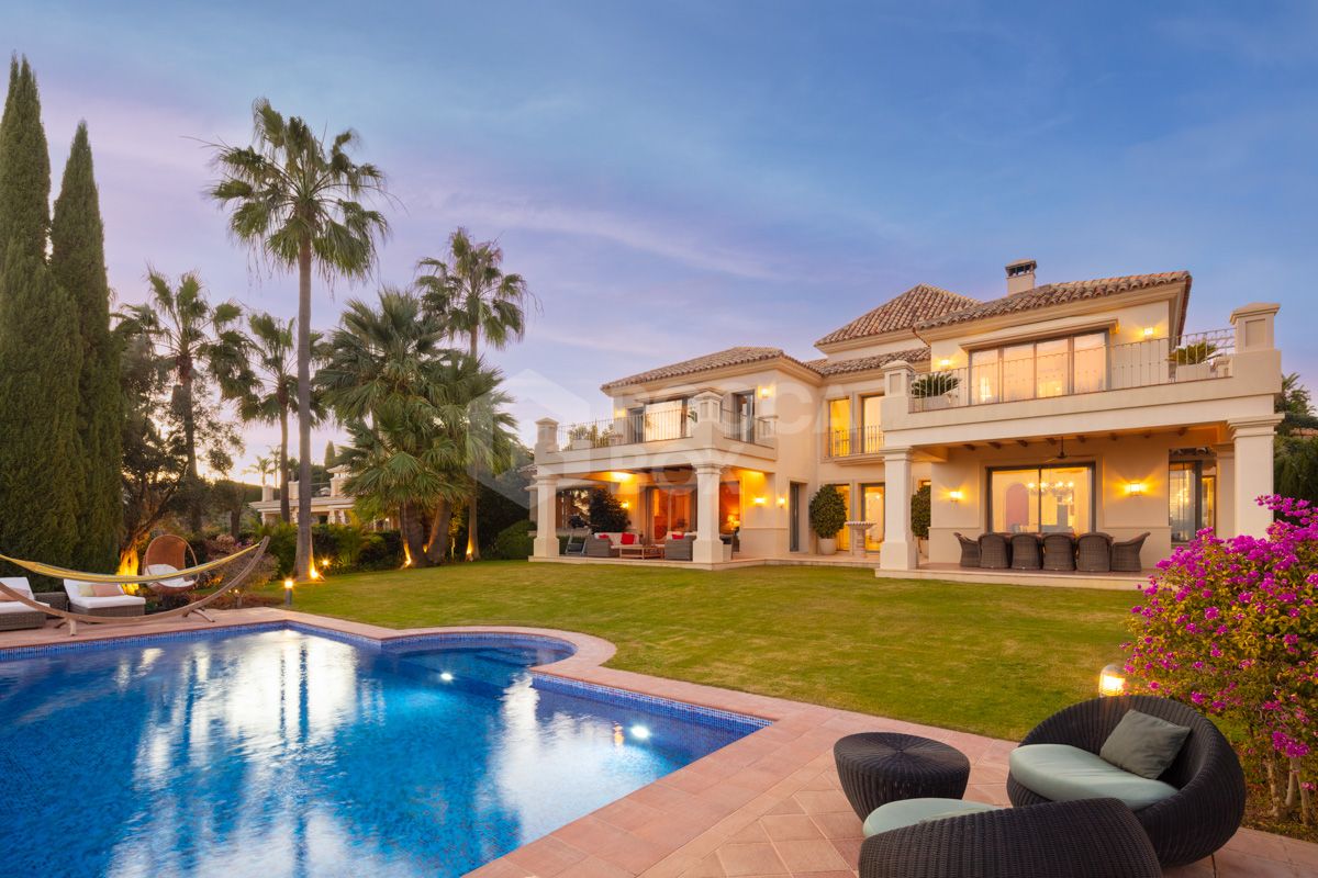 Charming and luxurious villa in the 5-Star community of Los Flamingos, in Benahavís.