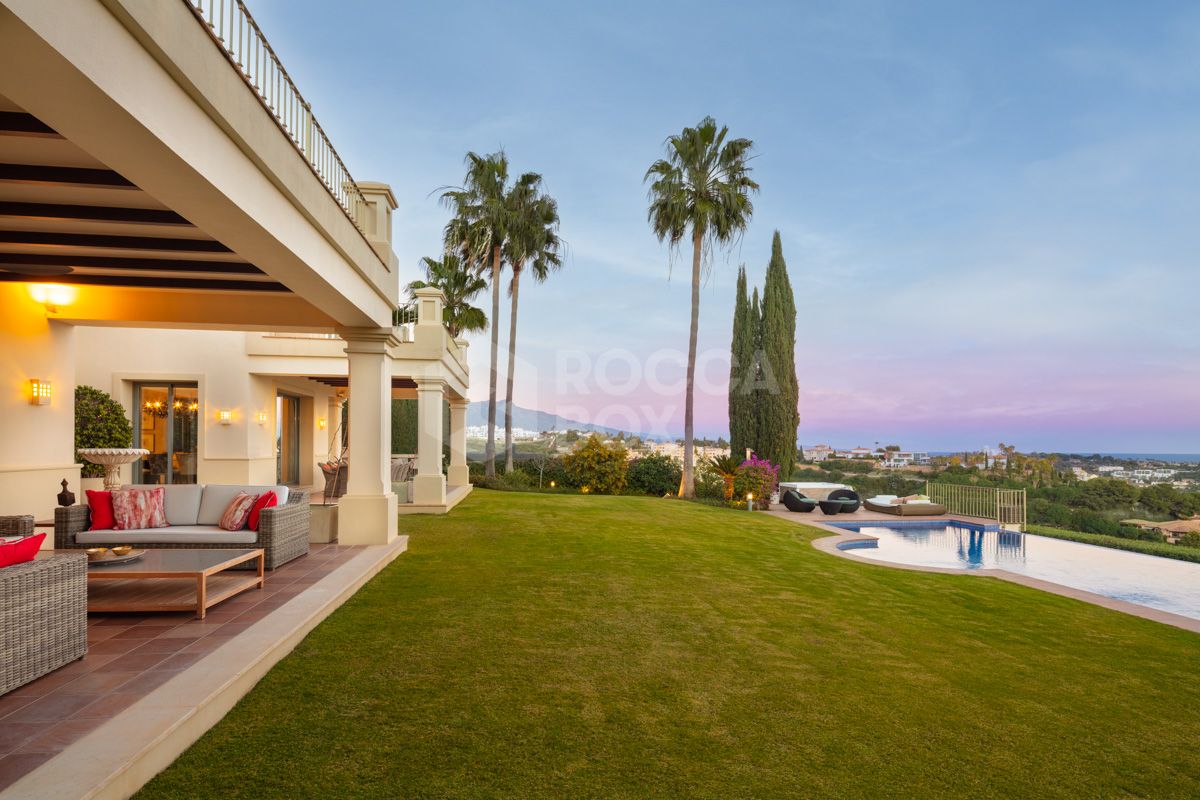 Charming and luxurious villa in the 5-Star community of Los Flamingos, in Benahavís.