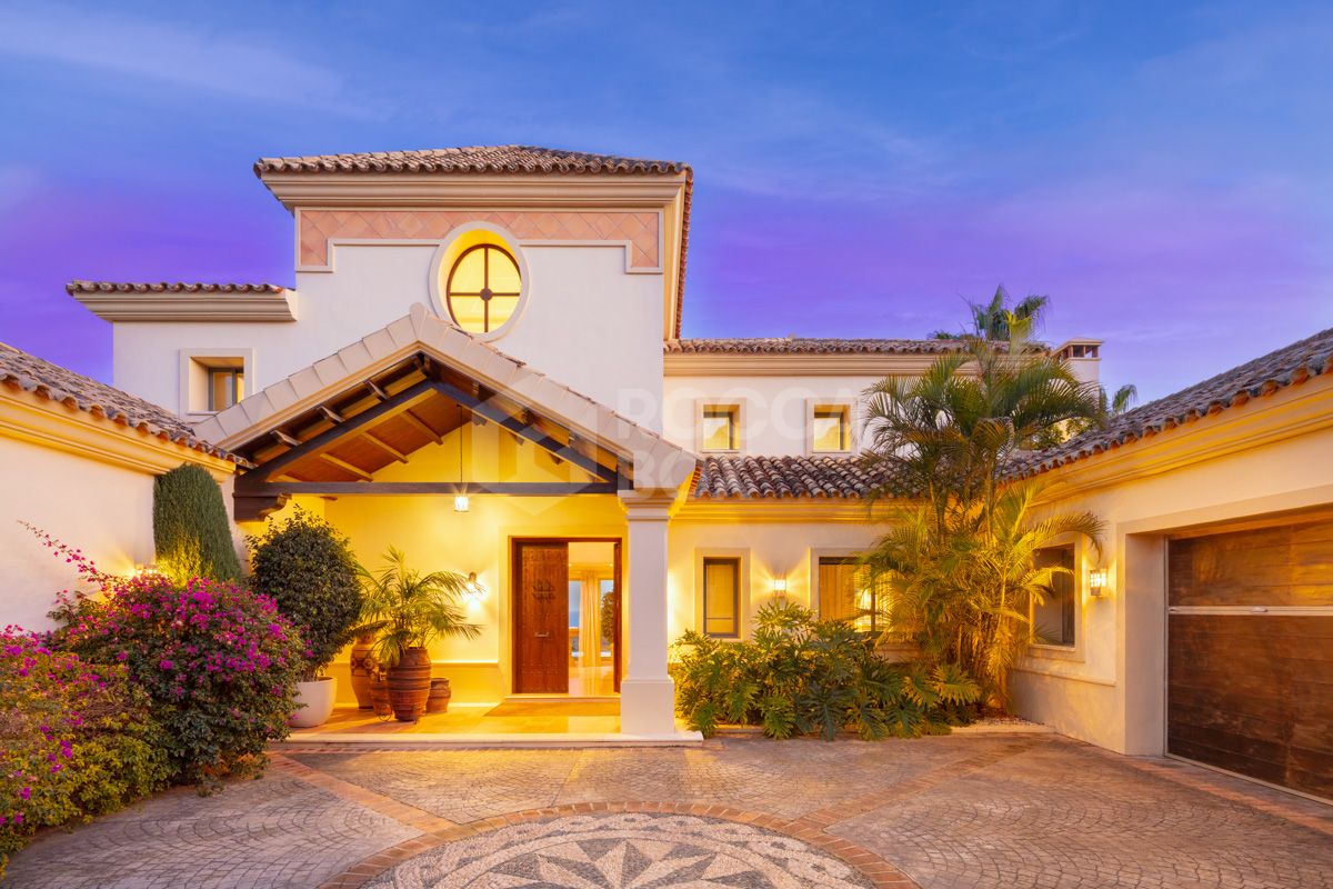 Charming and luxurious villa in the 5-Star community of Los Flamingos, in Benahavís.