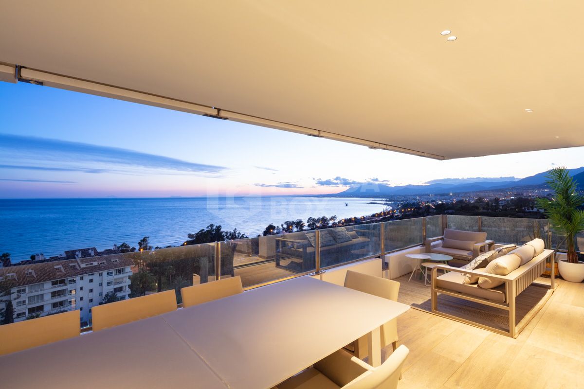 Trendy Cosmopolitan Beachfront Living Meets Contemporary And Luxury.