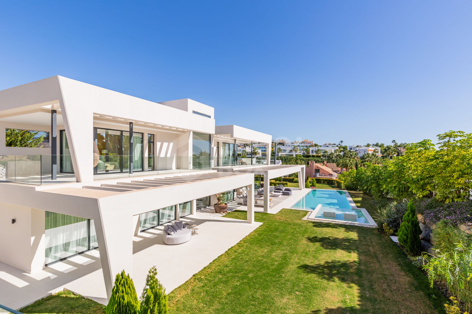 This outstanding contemporary masterpiece is situated in Nueva Andalucia, just 700m from the club house of Los Naranjos and 5kms from Puerto Banus with wide range of amenities.