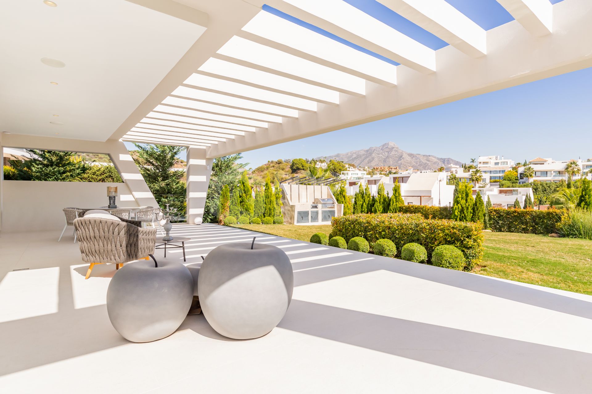 This outstanding contemporary masterpiece is situated in Nueva Andalucia, just 700m from the club house of Los Naranjos and 5kms from Puerto Banus with wide range of amenities.
