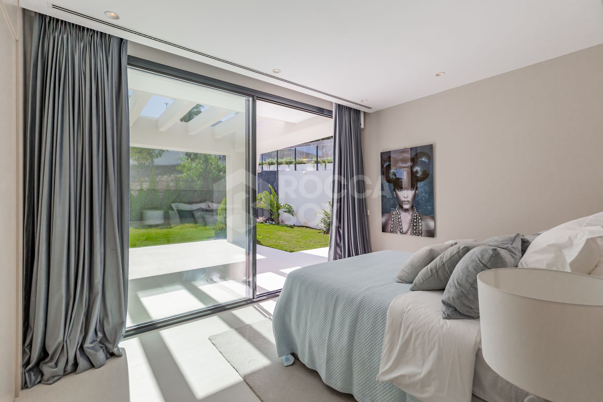 This outstanding contemporary masterpiece is situated in Nueva Andalucia, just 700m from the club house of Los Naranjos and 5kms from Puerto Banus with wide range of amenities.