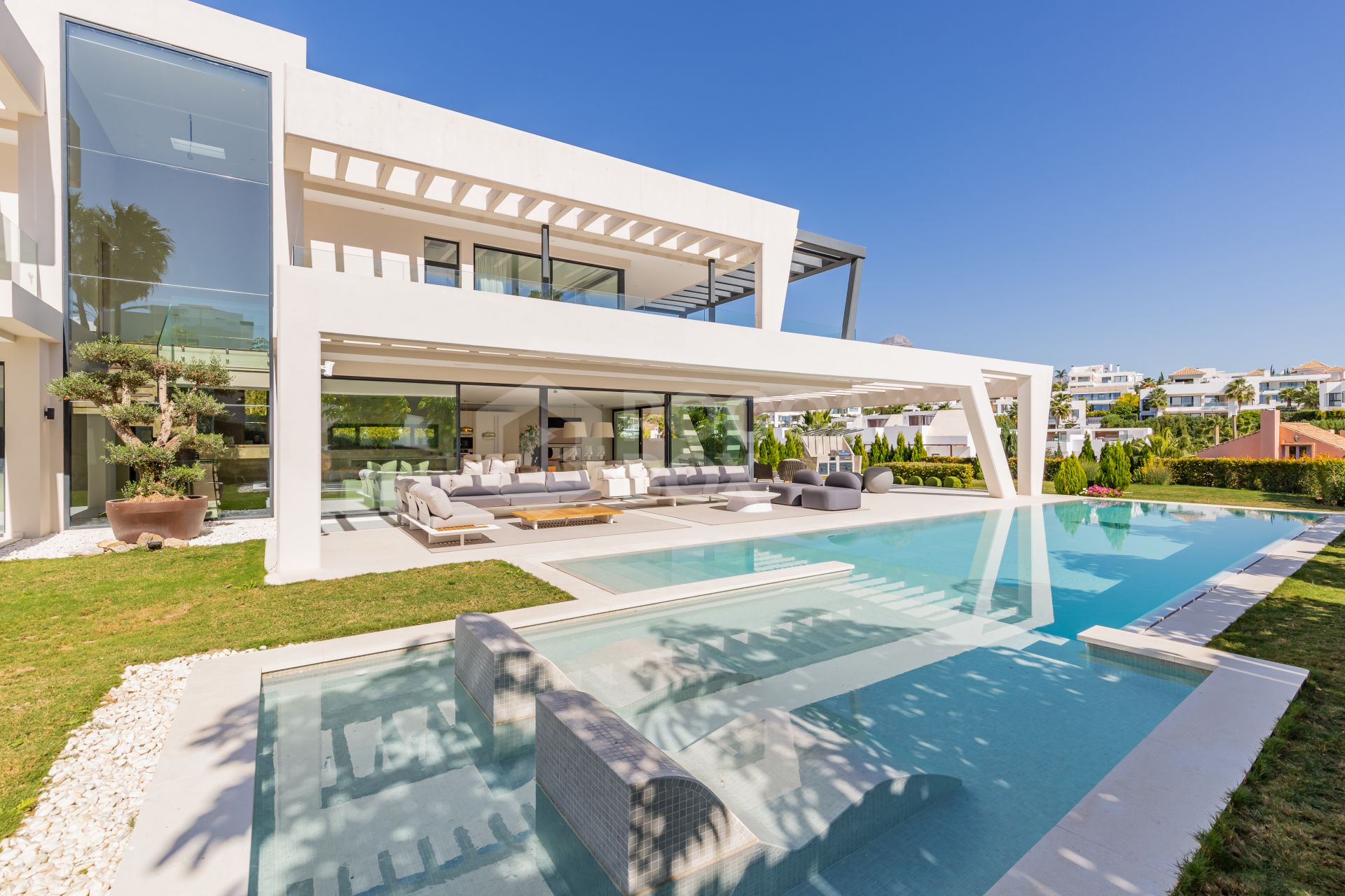 This outstanding contemporary masterpiece is situated in Nueva Andalucia, just 700m from the club house of Los Naranjos and 5kms from Puerto Banus with wide range of amenities.