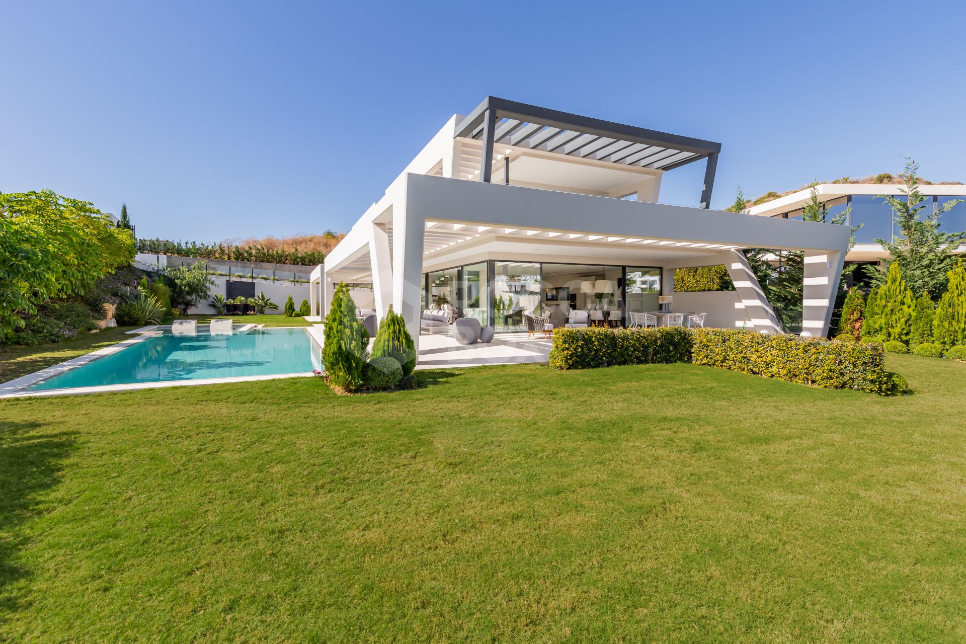 This outstanding contemporary masterpiece is situated in Nueva Andalucia, just 700m from the club house of Los Naranjos and 5kms from Puerto Banus with wide range of amenities.
