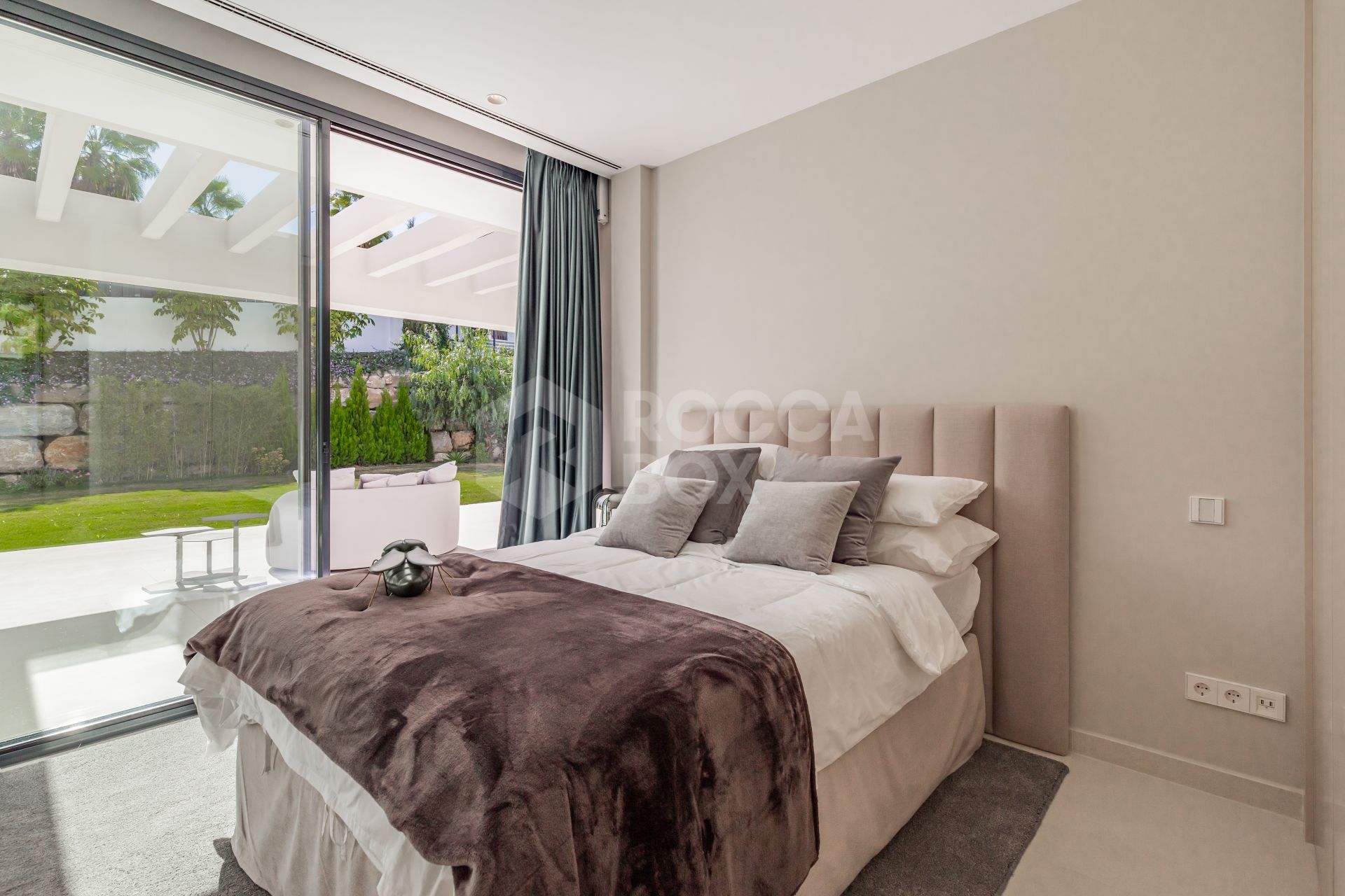 This outstanding contemporary masterpiece is situated in Nueva Andalucia, just 700m from the club house of Los Naranjos and 5kms from Puerto Banus with wide range of amenities.