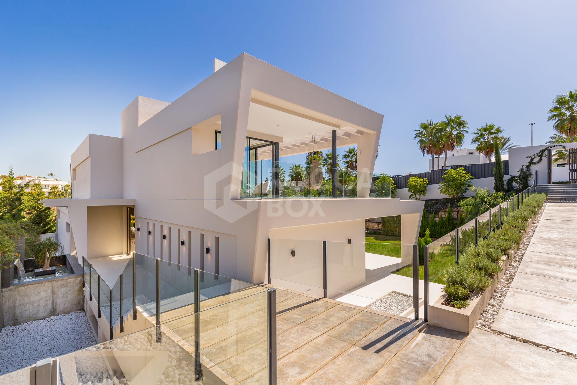 This outstanding contemporary masterpiece is situated in Nueva Andalucia, just 700m from the club house of Los Naranjos and 5kms from Puerto Banus with wide range of amenities.