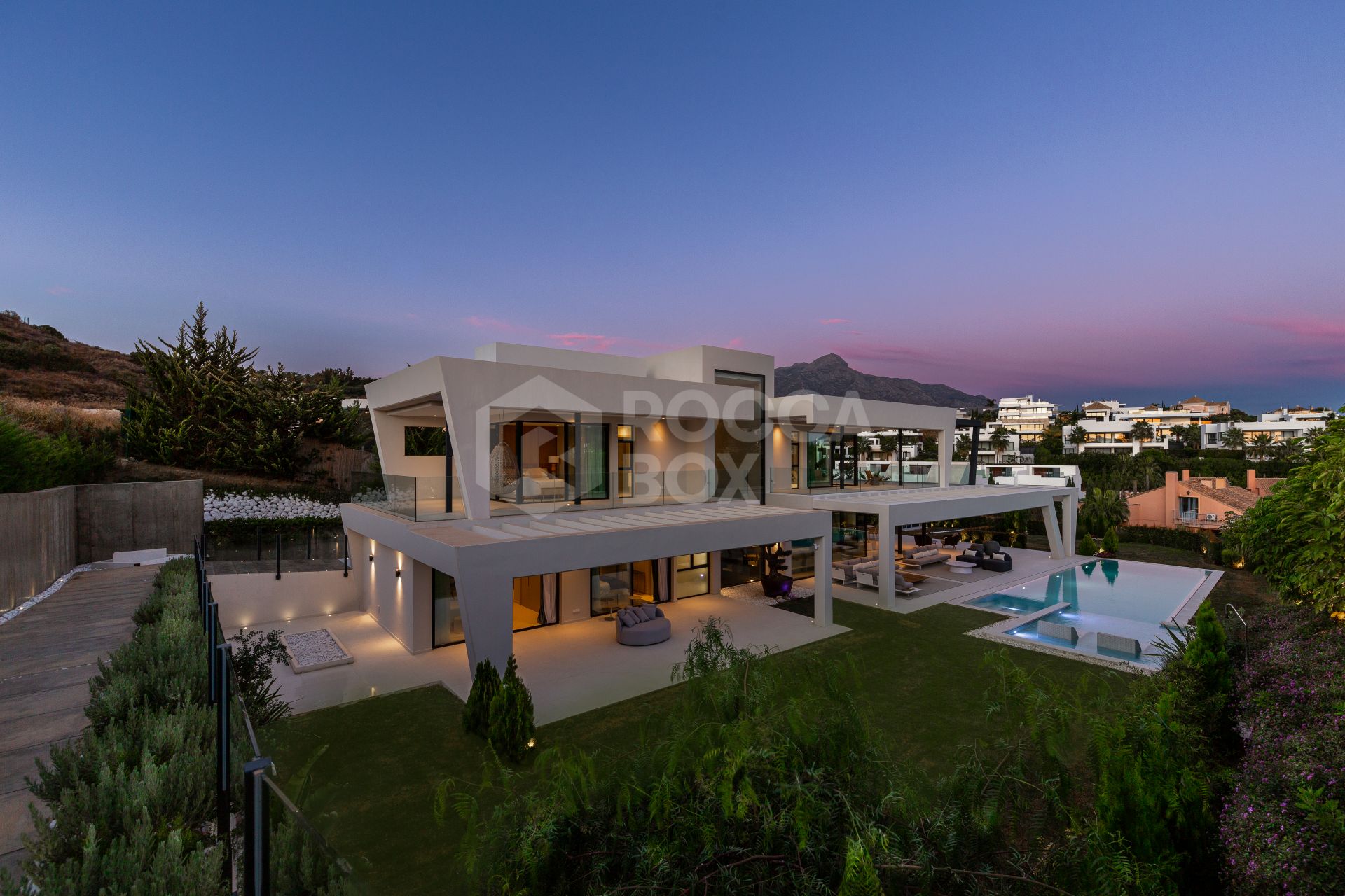 This outstanding contemporary masterpiece is situated in Nueva Andalucia, just 700m from the club house of Los Naranjos and 5kms from Puerto Banus with wide range of amenities.